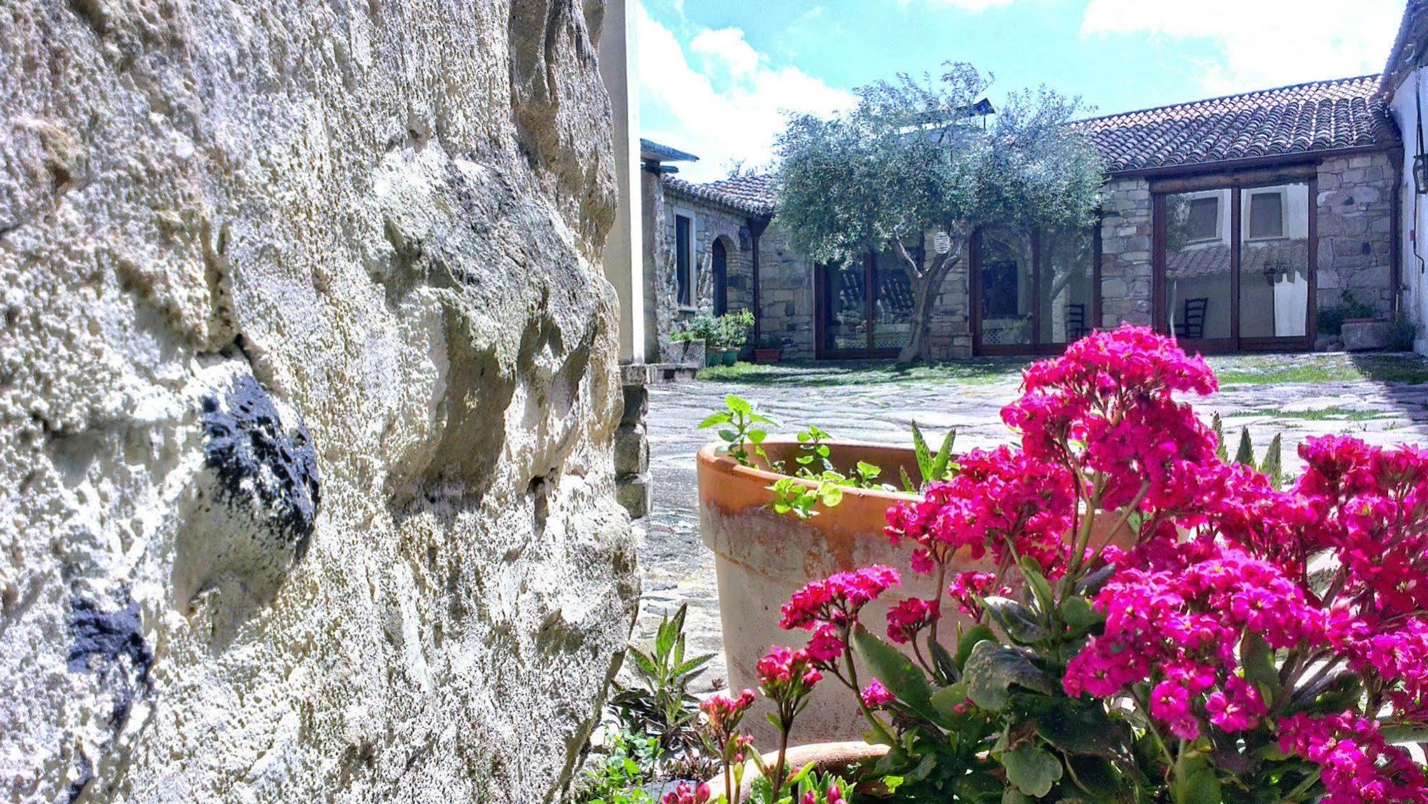 Il Borgo Dell'Arcangelo Tuili المظهر الخارجي الصورة